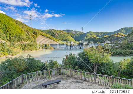 森町の太田川ダムの彩り岬公園から見たダム湖に映る山と青空の風景(静岡県) 121173687
