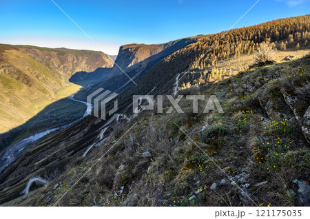 Picturesque view from the Katu-Yaryk pass to the Chulyshman River valley 121175035