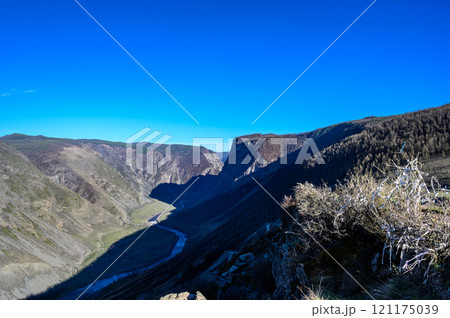 Picturesque view from the Katu-Yaryk pass to the Chulyshman River valley 121175039