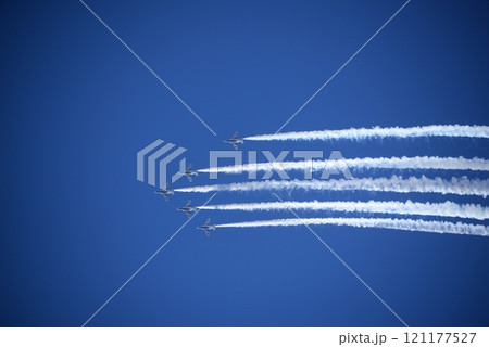 ブルーインパルスによるアクロバット飛行 121177527