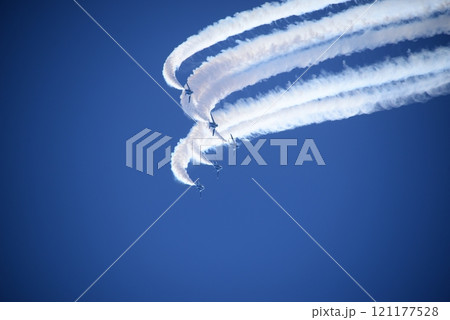 ブルーインパルスによるアクロバット飛行 121177528