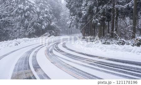 除雪が終わった雪道 アイスバーン(大山鏡ヶ成付近) 除雪が終わった雪道 アイスバーン(大山鏡ヶ成付近) 121178196