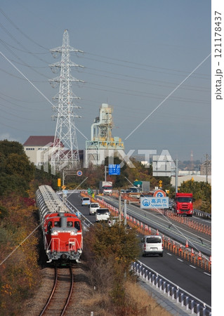 衣浦臨海鉄道_碧南線で運転されるKE65形ディーゼル機関車重連の貨物列車_2024/12/13撮影 121178437