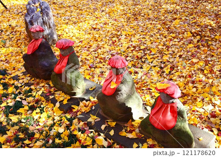 銀杏の落ち葉とお地蔵様の秋風景（九品仏） 121178620