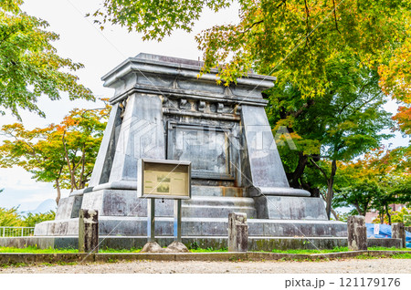 岩手　盛岡城跡公園　本丸跡の騎馬像台座 121179176