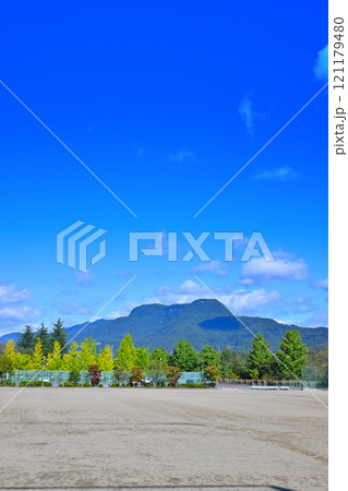 三峰山を望む沼田市運動公園　利根川沿い　スポーツ公園　　　 121179480