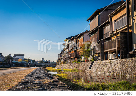 京都 秋の鴨川の朝 京都 秋の鴨川の朝 121179496