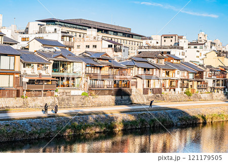 京都 秋の鴨川の朝 京都 秋の鴨川の朝 121179505