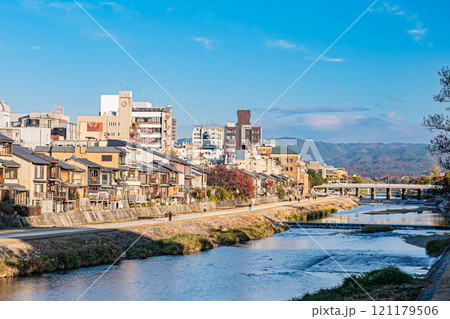 京都 秋の鴨川の朝 京都 秋の鴨川の朝 121179506