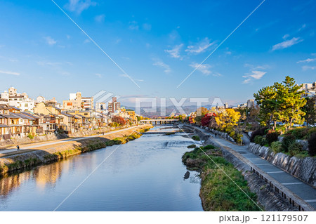 京都　秋の鴨川の朝 121179507