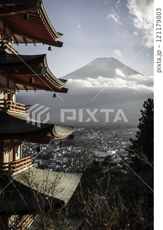 【山梨県】 富士山と紅葉（新倉富士浅間神社） 121179803