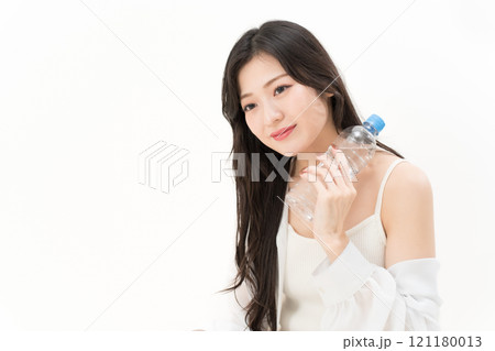 ペットボトルをもつ若い女性 121180013