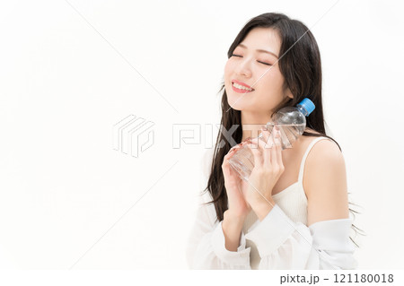 ペットボトルをもつ若い女性 121180018