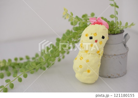 小学生が紙粘土で作ったエビフライ 121180155