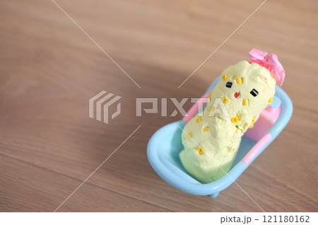 小学生が紙粘土で作ったエビフライ 121180162