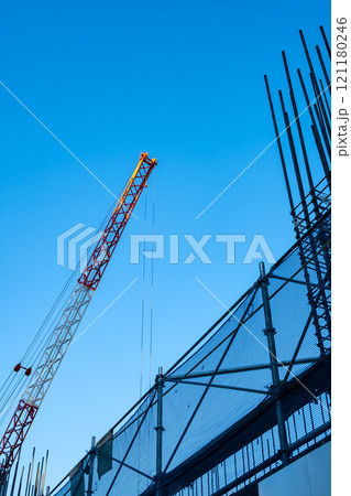 ビル建築現場 クレーンと鉄筋の束 b-1 ビル建築現場 クレーンと鉄筋の束 b-1 121180246