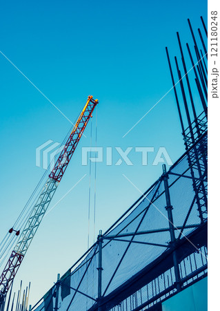 ビル建築現場 クレーンと鉄筋の束 b-3 暖色寒色強調 ビル建築現場 クレーンと鉄筋の束 b-3 暖色寒色強調 121180248