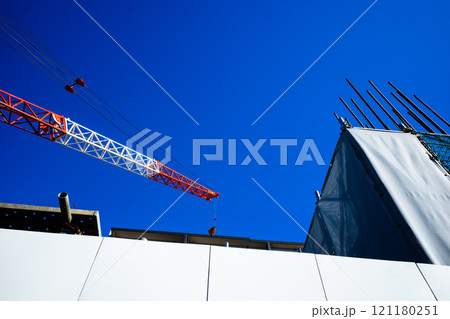 ビル建築現場 クレーンと鉄筋の束　c-2 高彩度コントラスト 121180251