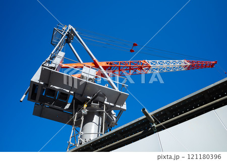 ビル建築現場 青空と伸び始めるタワークレーン　a-1 121180396