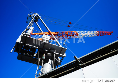 ビル建築現場 青空と伸び始めるタワークレーン　a-2 高彩度コントラスト 121180397