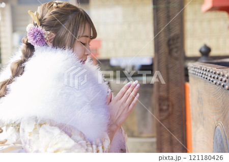 成人式前撮りイメージ　神社でお参りする着物姿の女性 121180426