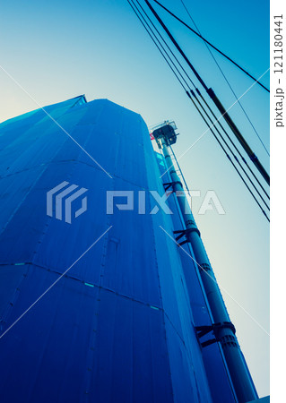 街中で建設中のマンションと伸びるタワークレーン 街中で建設中のマンションと伸びるタワークレーン 121180441