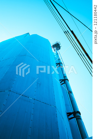 街中で建設中のマンションと伸びるタワークレーン 121180442