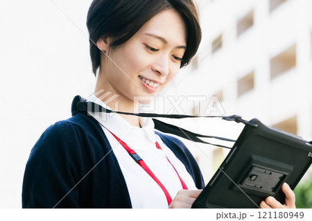 タブレットを持つ医療スタッフの女性 121180949