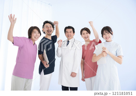ドクターや看護師の楽しそうな転職成功などに、横並びの医療従事者のイメージ 水色背景 ドクターや看護師の楽しそうな転職成功などに、横並びの医療従事者のイメージ 水色背景 121181051
