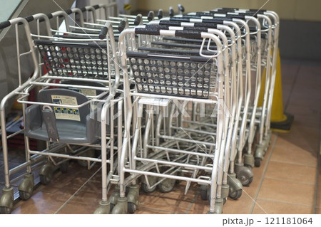スーパーのカート（たくさん） 121181064