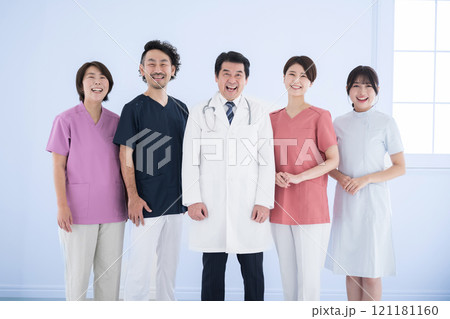横並びの医療従事者のイメージ ドクターと看護師、理学療法士チーム 大笑いするカメラ目線 水色背景 横並びの医療従事者のイメージ ドクターと看護師、理学療法士チーム 大笑いするカメラ目線 水色背景 121181160