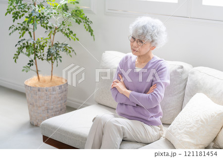 ソファーに座っているシニア女性 ソファーに座っているシニア女性 121181454
