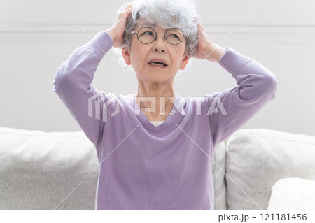 ソファーに座っているシニア女性 121181456