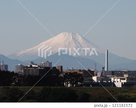川口市の荒川堤から見えた冠雪の富士山 川口市の荒川堤から見えた冠雪の富士山 121181572