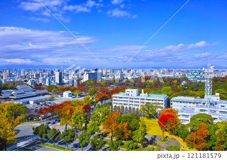 秋の紅葉時期の名古屋市、中区から見たお城を含む北西方向の風景 121181579
