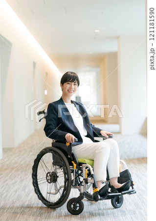 スーツ姿の女性車椅子ユーザー スーツ姿の女性車椅子ユーザー 121181590