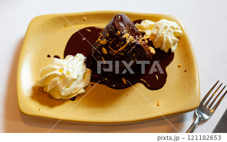 Chocolate fondant 121182653