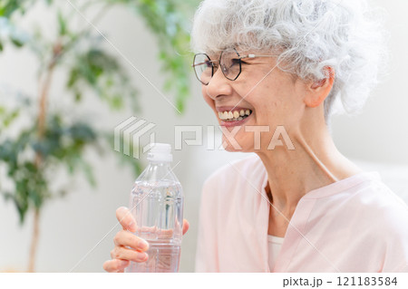 ペットボトルの水を飲むシニア女性 ペットボトルの水を飲むシニア女性 121183584