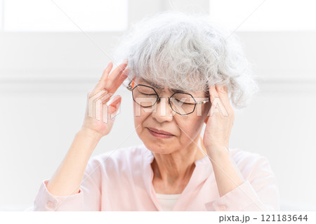 頭痛持ちのシニア女性 121183644