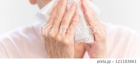 ティッシュで鼻をかむシニア女性 121183661
