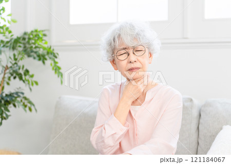 咳が止まらないシニア女性 121184067