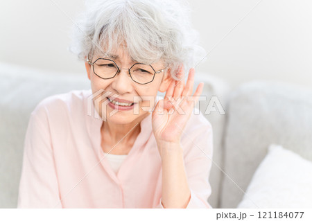 耳が遠いシニア女性 121184077