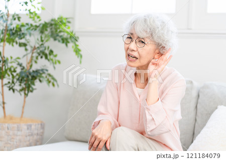 耳が遠いシニア女性 121184079