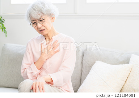 食道炎を発症しているシニア女性 食道炎を発症しているシニア女性 121184081