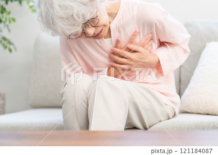 心臓に痛みが出ているシニア女性 121184087