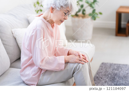 膝痛で苦しむシニア女性 膝痛で苦しむシニア女性 121184097