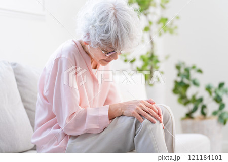 膝痛で苦しむシニア女性 膝痛で苦しむシニア女性 121184101