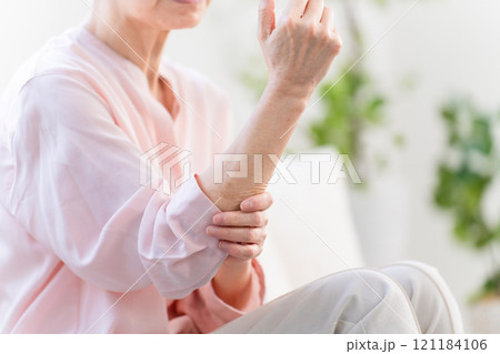 腱鞘炎に苦しむシニア女性 121184106