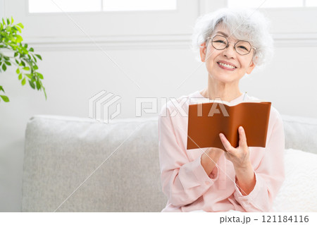 スケジュール帳を見るシニア女性 121184116