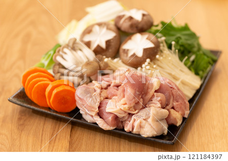 鶏の水炊き鍋の食材 鶏の水炊き鍋の食材 121184397